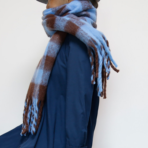 ふわもこ素材のオーバーサイズドチェックマフラー ブルーXブラウン