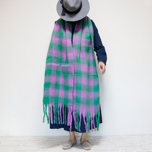 ふわもこ素材のオーバーサイズドチェックマフラー マゼンダXグリーン