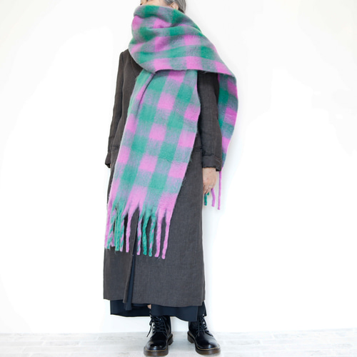 ふわもこ素材のオーバーサイズドチェックマフラー マゼンダXグリーン  