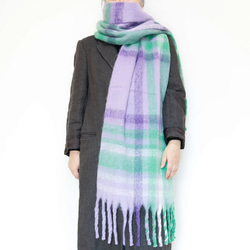 超大格子圍巾，以蓬鬆材質製成，紫色，非常適合作為禮物或單一色調服裝的點綴。 第3張的照片