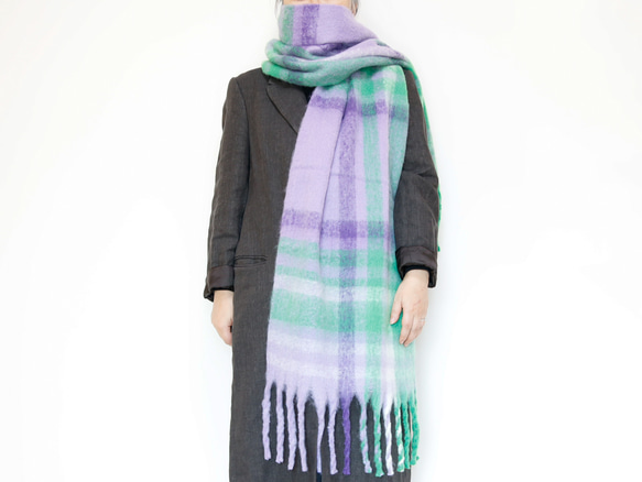 超大格子圍巾，以蓬鬆材質製成，紫色，非常適合作為禮物或單一色調服裝的點綴。 第3張的照片