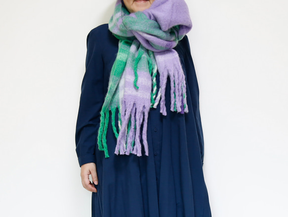 超大格子圍巾，以蓬鬆材質製成，紫色，非常適合作為禮物或單一色調服裝的點綴。 第15張的照片