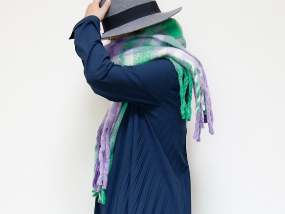 超大格子圍巾，以蓬鬆材質製成，紫色，非常適合作為禮物或單一色調服裝的點綴。 第12張的照片