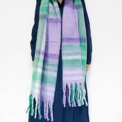 超大格子圍巾，以蓬鬆材質製成，紫色，非常適合作為禮物或單一色調服裝的點綴。 第8張的照片