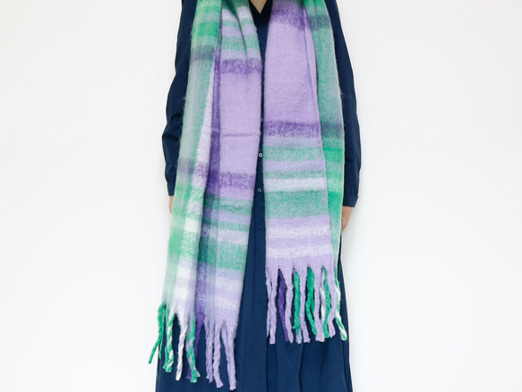 超大格子圍巾，以蓬鬆材質製成，紫色，非常適合作為禮物或單一色調服裝的點綴。 第8張的照片