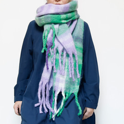 超大格子圍巾，以蓬鬆材質製成，紫色，非常適合作為禮物或單一色調服裝的點綴。 第18張的照片