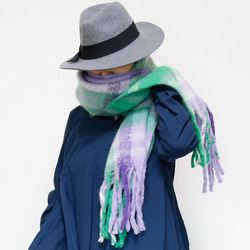 超大格子圍巾，以蓬鬆材質製成，紫色，非常適合作為禮物或單一色調服裝的點綴。 第6張的照片
