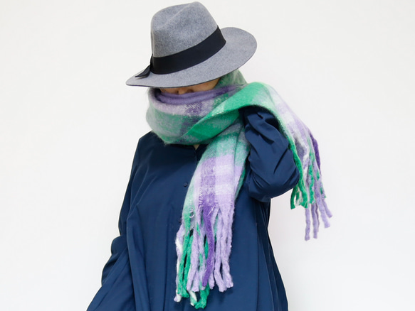 超大格子圍巾，以蓬鬆材質製成，紫色，非常適合作為禮物或單一色調服裝的點綴。 第6張的照片