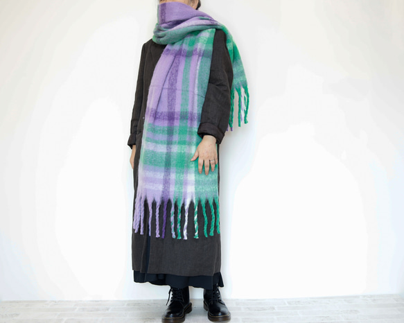 超大格子圍巾，以蓬鬆材質製成，紫色，非常適合作為禮物或單一色調服裝的點綴。 第2張的照片