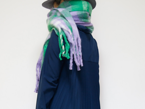 超大格子圍巾，以蓬鬆材質製成，紫色，非常適合作為禮物或單一色調服裝的點綴。 第11張的照片