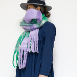 超大格子圍巾，以蓬鬆材質製成，紫色，非常適合作為禮物或單一色調服裝的點綴。 第16張的照片