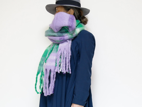超大格子圍巾，以蓬鬆材質製成，紫色，非常適合作為禮物或單一色調服裝的點綴。 第16張的照片