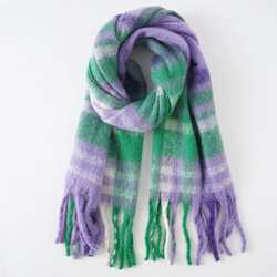 超大格子圍巾，以蓬鬆材質製成，紫色，非常適合作為禮物或單一色調服裝的點綴。 第7張的照片