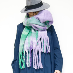 超大格子圍巾，以蓬鬆材質製成，紫色，非常適合作為禮物或單一色調服裝的點綴。 第14張的照片