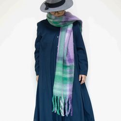 超大格子圍巾，以蓬鬆材質製成，紫色，非常適合作為禮物或單一色調服裝的點綴。 第13張的照片