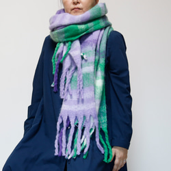 超大格子圍巾，以蓬鬆材質製成，紫色，非常適合作為禮物或單一色調服裝的點綴。 第17張的照片