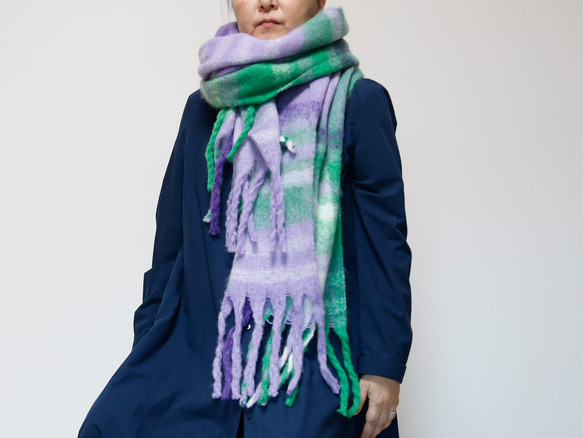 超大格子圍巾，以蓬鬆材質製成，紫色，非常適合作為禮物或單一色調服裝的點綴。 第17張的照片