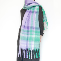 超大格子圍巾，以蓬鬆材質製成，紫色，非常適合作為禮物或單一色調服裝的點綴。 第4張的照片