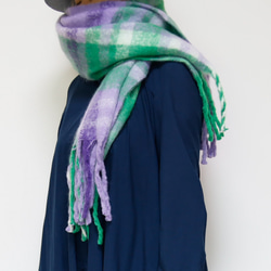 超大格子圍巾，以蓬鬆材質製成，紫色，非常適合作為禮物或單一色調服裝的點綴。 第10張的照片