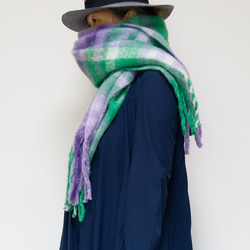 超大格子圍巾，以蓬鬆材質製成，紫色，非常適合作為禮物或單一色調服裝的點綴。 第5張的照片