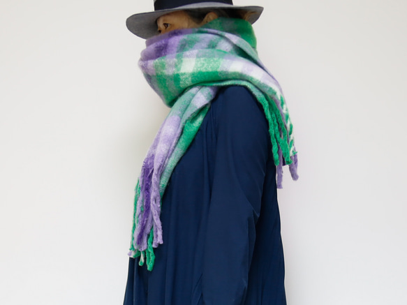 超大格子圍巾，以蓬鬆材質製成，紫色，非常適合作為禮物或單一色調服裝的點綴。 第5張的照片