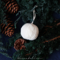 ニットのクリスマスボール ホワイト [受注制作] ウール 編み物 毛糸 ギフトラッピング クリスマスギフト 8枚目の画像