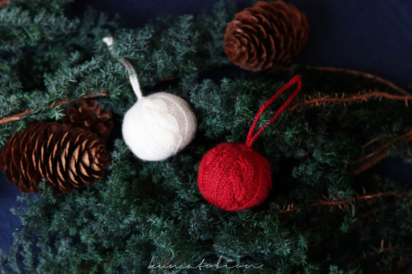 ニットのクリスマスボール ホワイト [受注制作] ウール 編み物 毛糸 ギフトラッピング クリスマスギフト 10枚目の画像