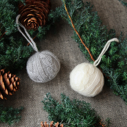 ニットのクリスマスボール ホワイト [受注制作] ウール 編み物 毛糸 ギフトラッピング クリスマスギフト 13枚目の画像