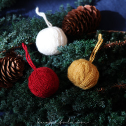 ニットのクリスマスボール ホワイト [受注制作] ウール 編み物 毛糸 ギフトラッピング クリスマスギフト 9枚目の画像