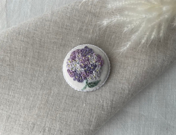 紫陽花の手刺繍ブローチ 4枚目の画像
