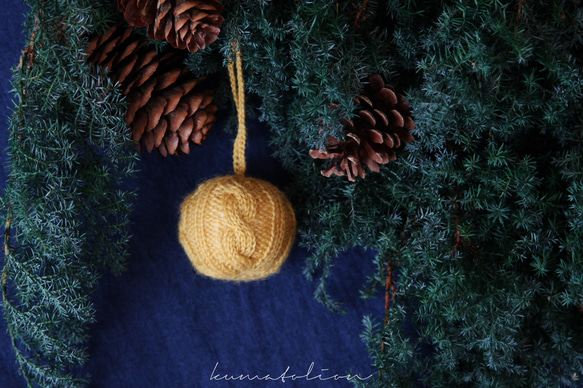 ニットのクリスマスボール マスタード [受注制作] ウール 編み物 毛糸 ギフトラッピング クリスマスギフト 1枚目の画像