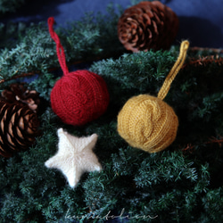 ニットのクリスマスボール マスタード [受注制作] ウール 編み物 毛糸 ギフトラッピング クリスマスギフト 2枚目の画像