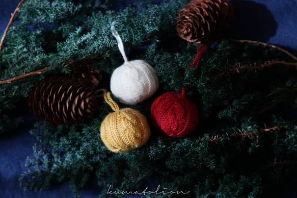 ニットのクリスマスボール マスタード [受注制作] ウール 編み物 毛糸 ギフトラッピング クリスマスギフト 7枚目の画像