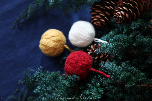 ニットのクリスマスボール マスタード [受注制作] ウール 編み物 毛糸 ギフトラッピング クリスマスギフト 8枚目の画像