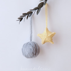 ニットのクリスマスボール シルバーグレー [受注制作] ウール 編み物 毛糸 ギフトラッピング クリスマスギフト 3枚目の画像