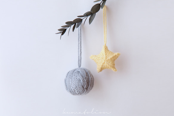 ニットのクリスマスボール シルバーグレー [受注制作] ウール 編み物 毛糸 ギフトラッピング クリスマスギフト 3枚目の画像