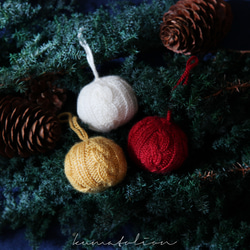 ニットのクリスマスボール シルバーグレー [受注制作] ウール 編み物 毛糸 ギフトラッピング クリスマスギフト 12枚目の画像
