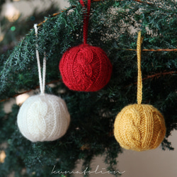 ニットのクリスマスボール シルバーグレー [受注制作] ウール 編み物 毛糸 ギフトラッピング クリスマスギフト 7枚目の画像