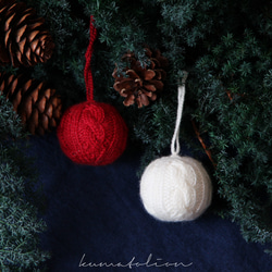 ニットのクリスマスボール シルバーグレー [受注制作] ウール 編み物 毛糸 ギフトラッピング クリスマスギフト 9枚目の画像