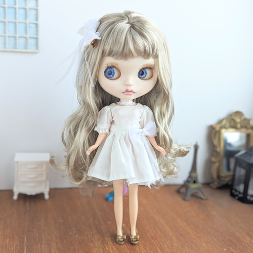 ブライスアウトフィット衣装　ブライス用　白いワンピース　アクセサリーBlythe 973【ブライス ワンピース】白ワンピースとチュールのリボン※ブライス