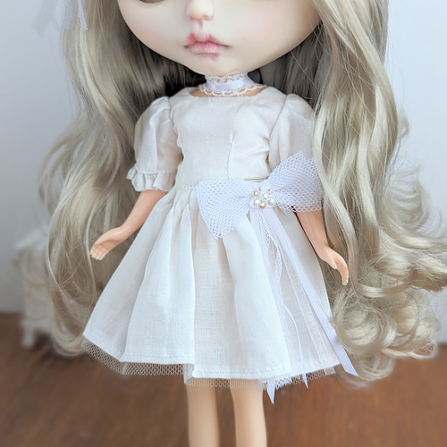 【在庫有】 973【ブライス ワンピース】白ワンピースとチュールのリボン 着せ替え服・アウトフィット