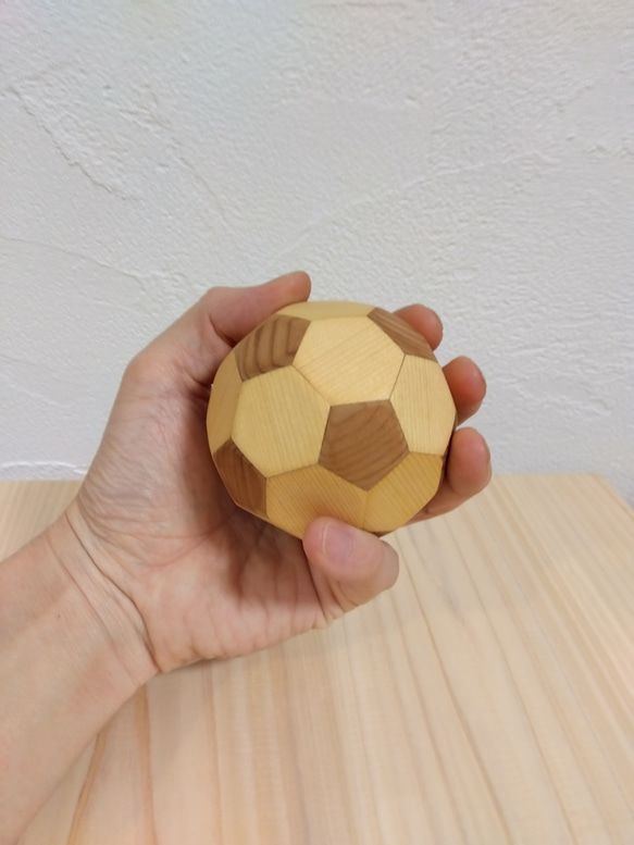 木製サッカーボールのオブジェ　玩具　手あそび 3枚目の画像