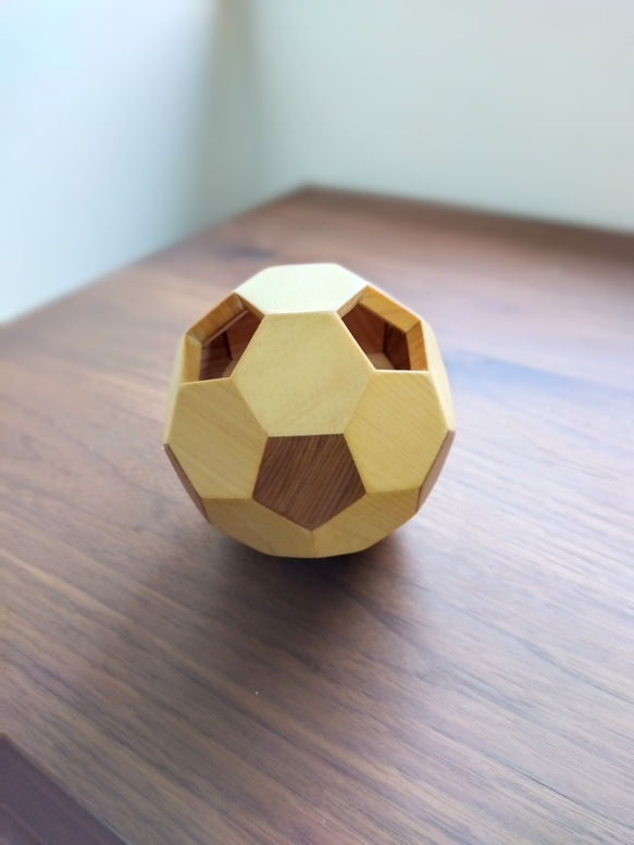 木製サッカーボールのペン立て　小物入れ 1枚目の画像