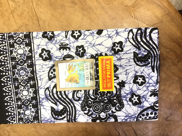 バティックプリントの布　ホワイトバロン 4枚目の画像