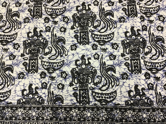 バティックプリントの布　ホワイトバロン 1枚目の画像