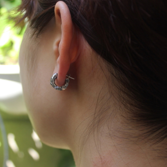 silver925 耳環 -表面穿孔 - (1P) 圈形耳環 銀色 第5張的照片
