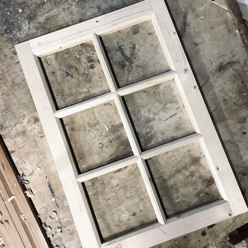 人気作家さまハンドメイド作品◾️ホワイトシャビーな窓枠風シェルフ◾️アンティーク 受注制作】ウィンドウフレーム・ディスプレイ・シャビーホワイト