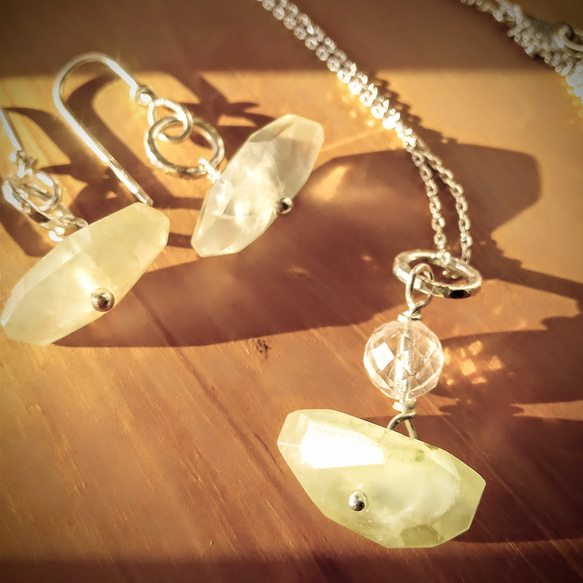 天然石プレナイト·水晶·Silver ネックレスとピアスセット 2枚目の画像