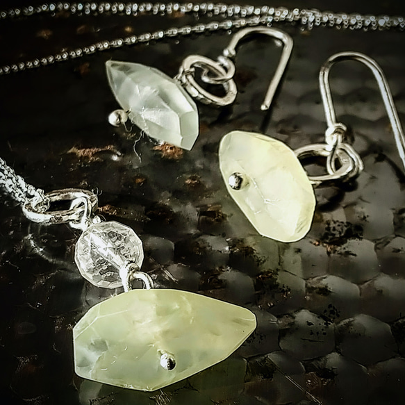 天然石プレナイト·水晶·Silver ネックレスとピアスセット 1枚目の画像