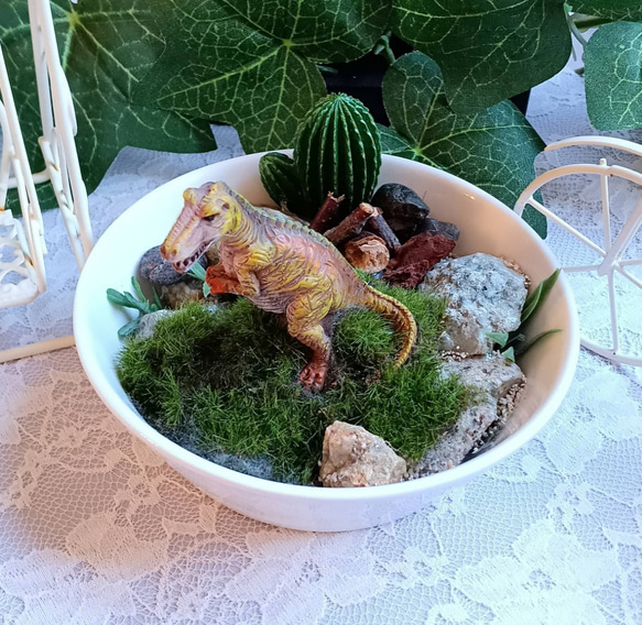 癒し時・感】お皿の中の小さな世界「恐竜」 （プラスチック展示台付き